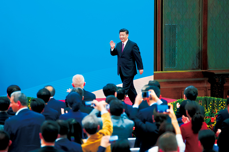 2019年4月27日，第二屆“一帶一路”國際合作高峰論壇在北京雁棲湖國際會議中心舉行圓桌峰會，國家主席習近平主持會議并致開幕辭。圓桌峰會閉幕后，習近平會見中外記者，介紹第二屆“一帶一路”國際合作高峰論壇圓桌峰會情況和主要成果。這是習近平步入記者會現(xiàn)場。 