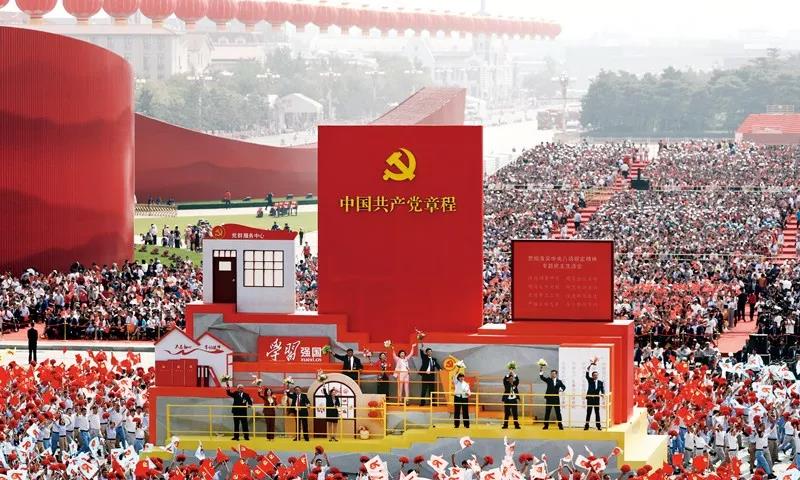 2019年10月1日上午，慶祝中華人民共和國成立70周年大會(huì)在北京天安門廣場隆重舉行。這是群眾游行中的“從嚴(yán)治黨”方陣。新華社記者 蘭紅光/攝
