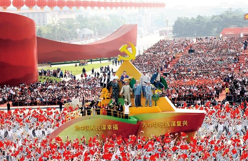 2019年10月1日上午，慶祝中華人民共和國成立70周年大會(huì)在北京天安門廣場隆重舉行。這是群眾游行中的“不忘初心”方陣。新華社記者 蘭紅光/攝