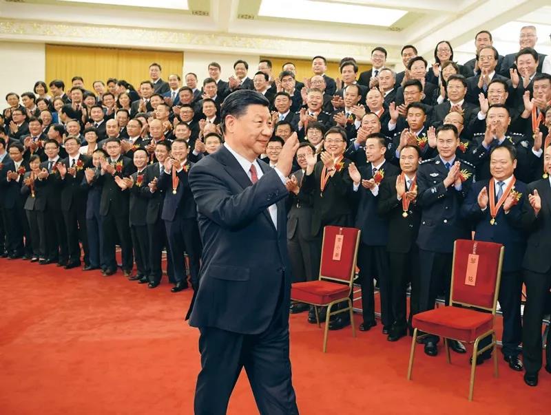 2019年6月25日，黨和國家領(lǐng)導(dǎo)人習(xí)近平、李克強(qiáng)、王滬寧等在北京人民大會(huì)堂會(huì)見第九屆全國“人民滿意的公務(wù)員”和“人民滿意的公務(wù)員集體”受表彰代表。新華社記者 李學(xué)仁/攝